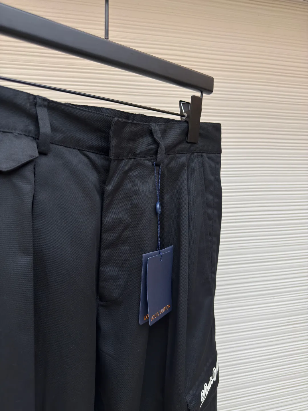 LOUIS VUITTON wool embroidered trousers ●Authentic product: purchased and developed by 10036 ●Item number: 1680059-B05 ●Fabric: wool fabric ●Technology: embroidery production ●Version: fitted version ●Weight: about 505 grams ●Size: 46-48-50-52 ●Description: Exclusive custom-woven twill fabric 30% wool blended trousers are more drapey Bag cover logo brand embroidery Customized emblem woven label, overall trousers workmanship, trousers pleats and perm marks are perfectly restored in three dimensions. The overall wiring is straight and delicate, the fabric is comfortable and soft, and the color is consistent without color difference. It can be matched with the same style to create a fashionable look and control various occasions. Customized accessories, complete with three standards, same style for men and women!